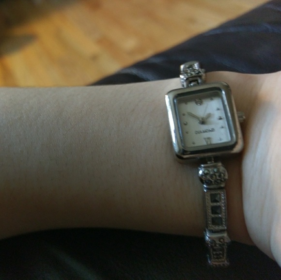 1980s Vintage Diamond Japan QM Watch main image 5